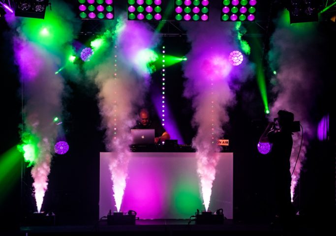 Bunte Lichter und Nebel von einer Bühne bei einer Live-Performance.