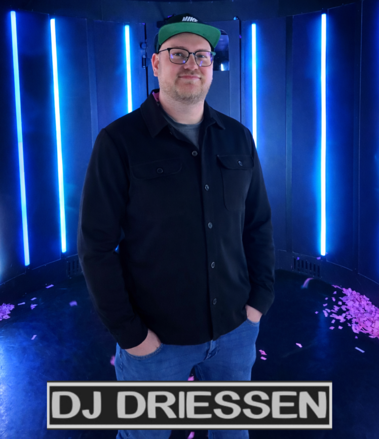 DJ Driessen vor blauen Lichtstreifen und buntem Konfetti.